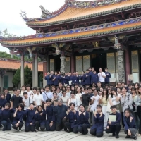 台湾大学礼仪研拟小组成立十周年，于台北孔庙举行敬师志学礼