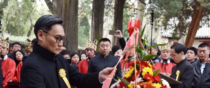 孔垂长主祭尼山祭孔和孔林家祭，在曲阜和浙江与孔氏族人交流 ... ...
