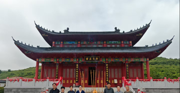 孔令馨宗亲向孔子文化园捐赠楷木雕刻 “孔子行教像”