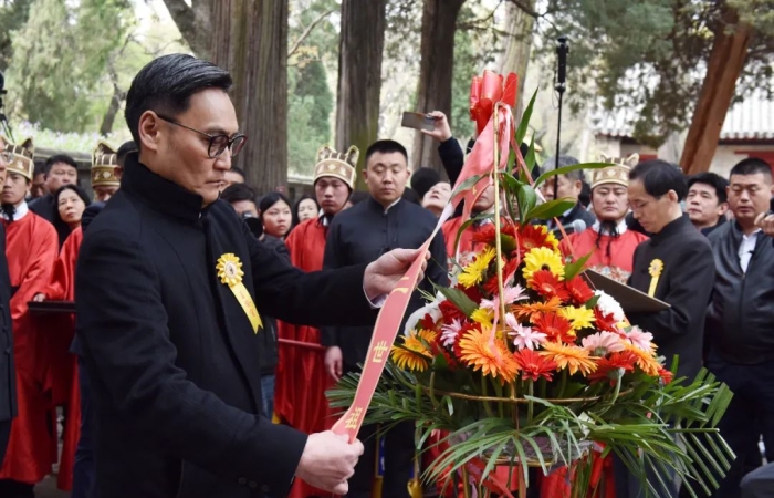 孔垂长主祭尼山祭孔和孔林家祭，在曲阜和浙江与孔氏族人交流 ... ...