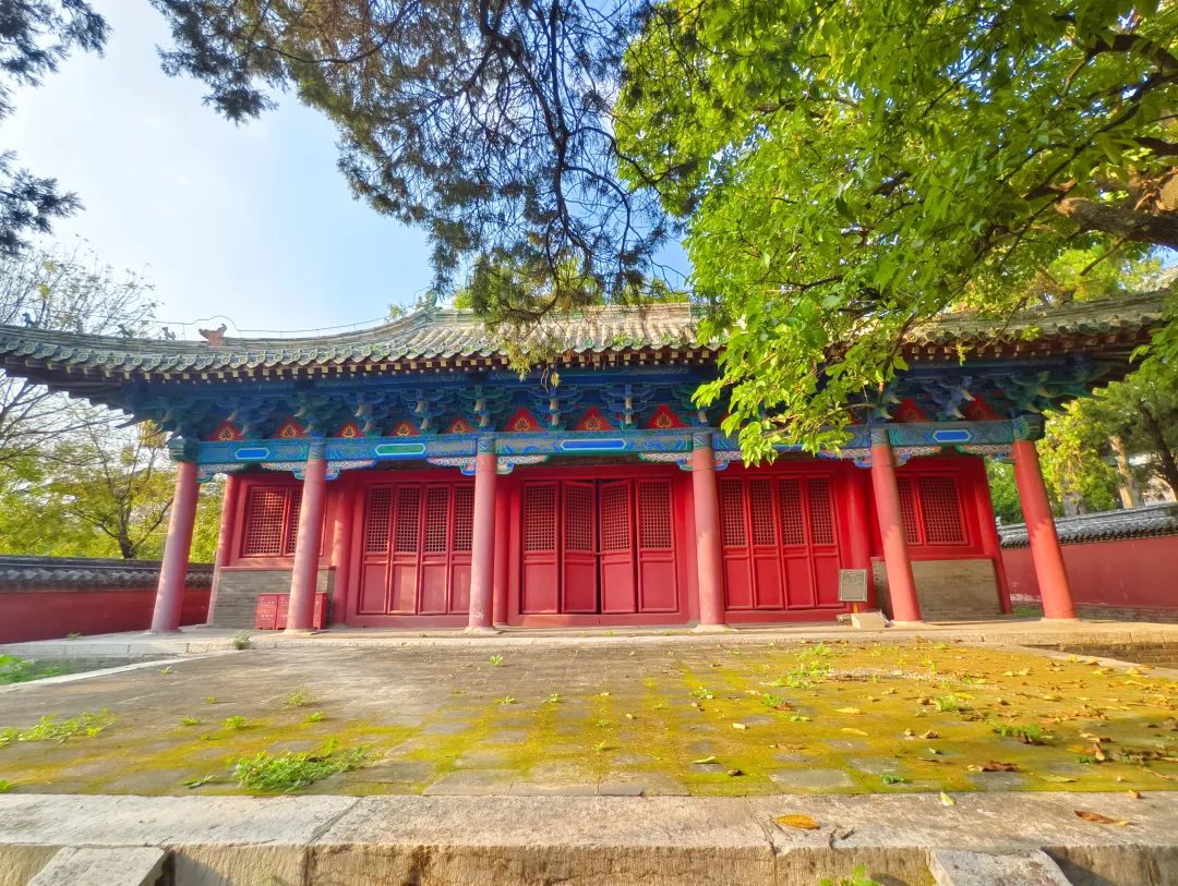 大殿面阔五间，进深六椽，有元代特色，是颜庙现存最古老的建筑。01.jpg