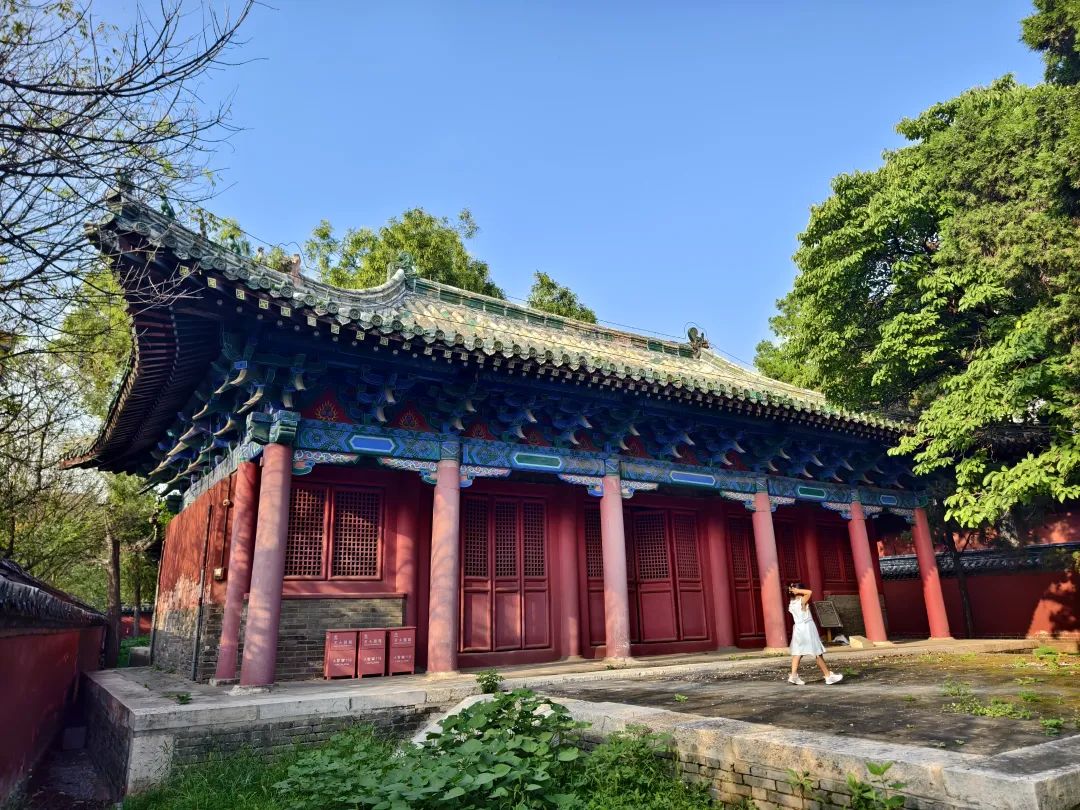 明间补间铺作两朵，次间两朵，梢间一朵，非常接近于《营造法式》的规定。03.jpg