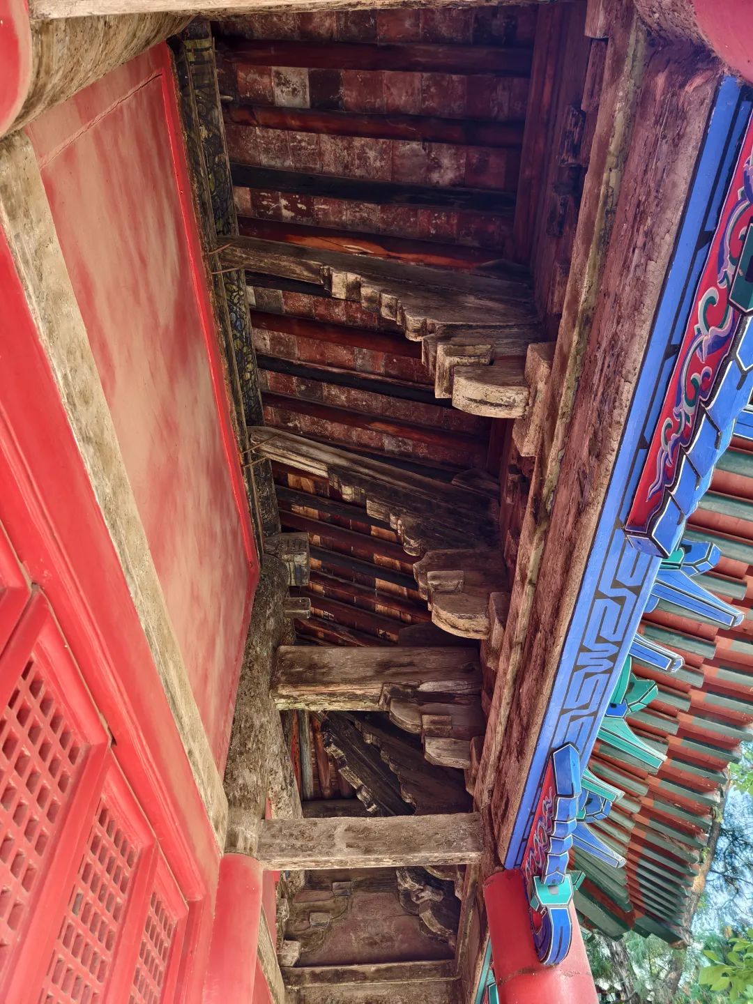 走到廊下，斗栱的古朴气息扑面而来，斑驳褪色的彩画与斗栱外转形成了鲜明对比。04.jpg