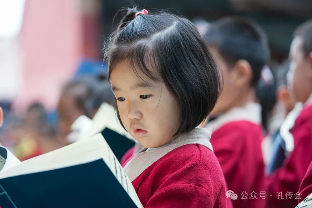 武威明德国学堂的师生们在大成殿前齐声朗诵儒学经典。13.jpg