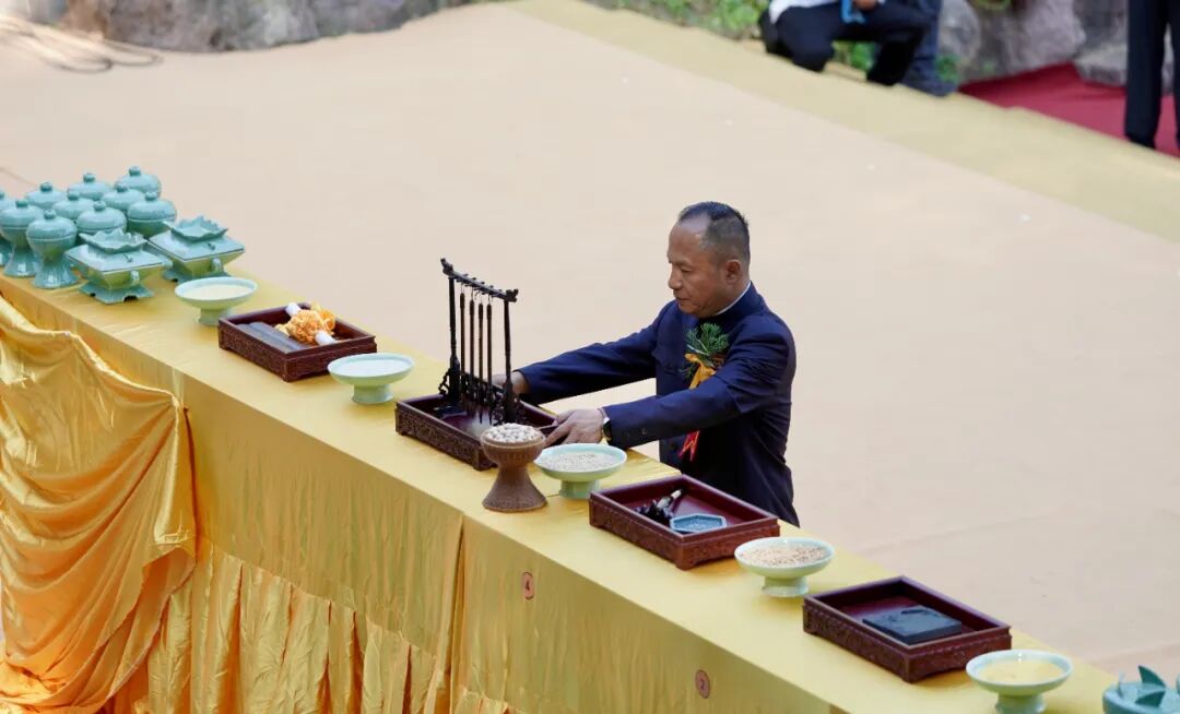 陪祭人孔子第76代嫡长孙孔令立进献文房四宝。019.jpg