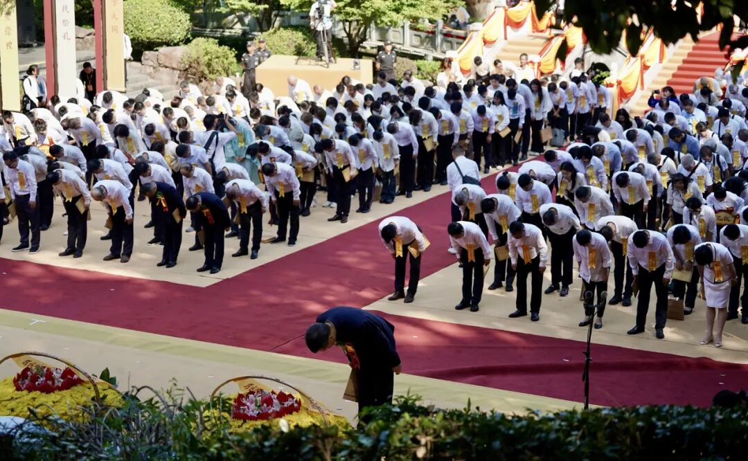 全体参祭人员向孔子像行鞠躬礼。.jpg