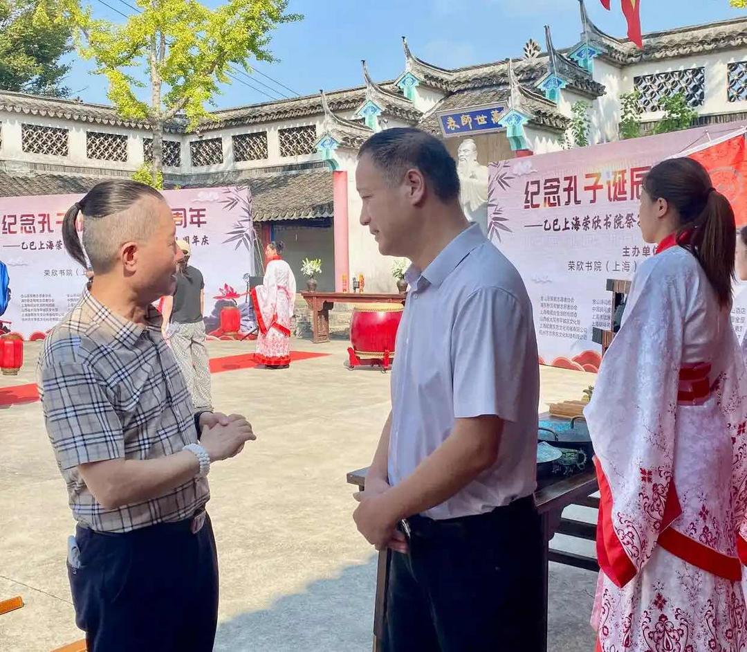 金山荣欣书院创始人胡海荣现场接受记者采访.jpg