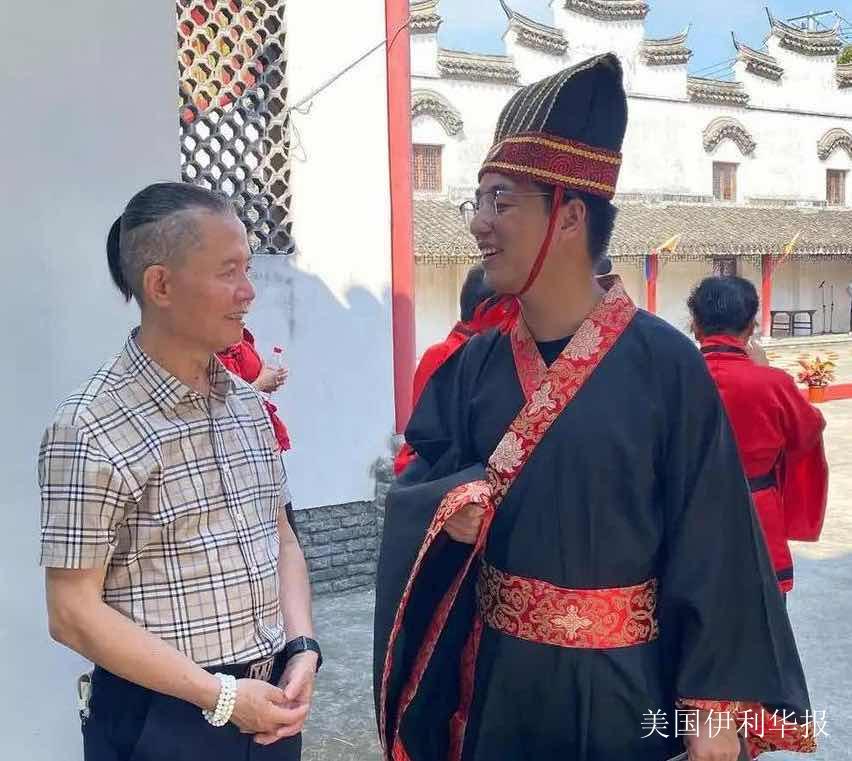 荣欣书院院长-胡世超现场接受记者采访.jpg